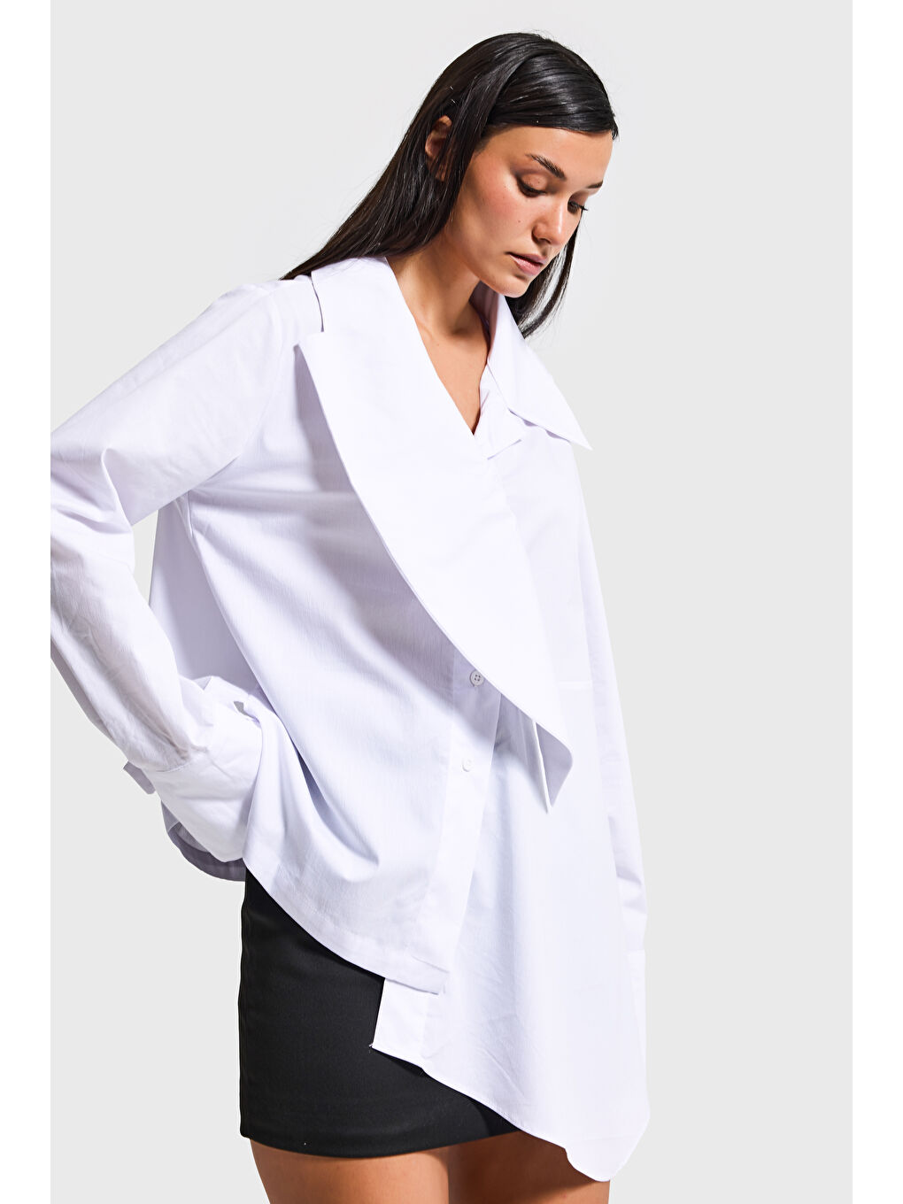 Kadın Beyaz Renk Bol Kesim Yaka Detaylı Özel Tasarım Gömlek-4