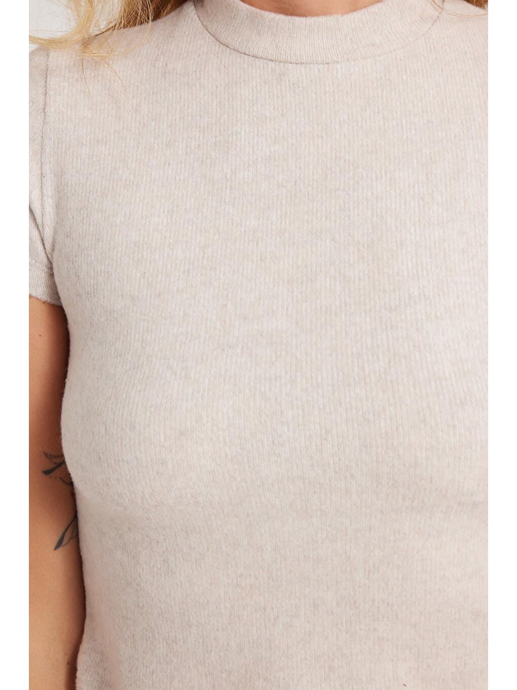 Kadın Slim Fit Dar Kesim Yarım Balıkçı Yaka Kısa Kollu Bej Bluz-2