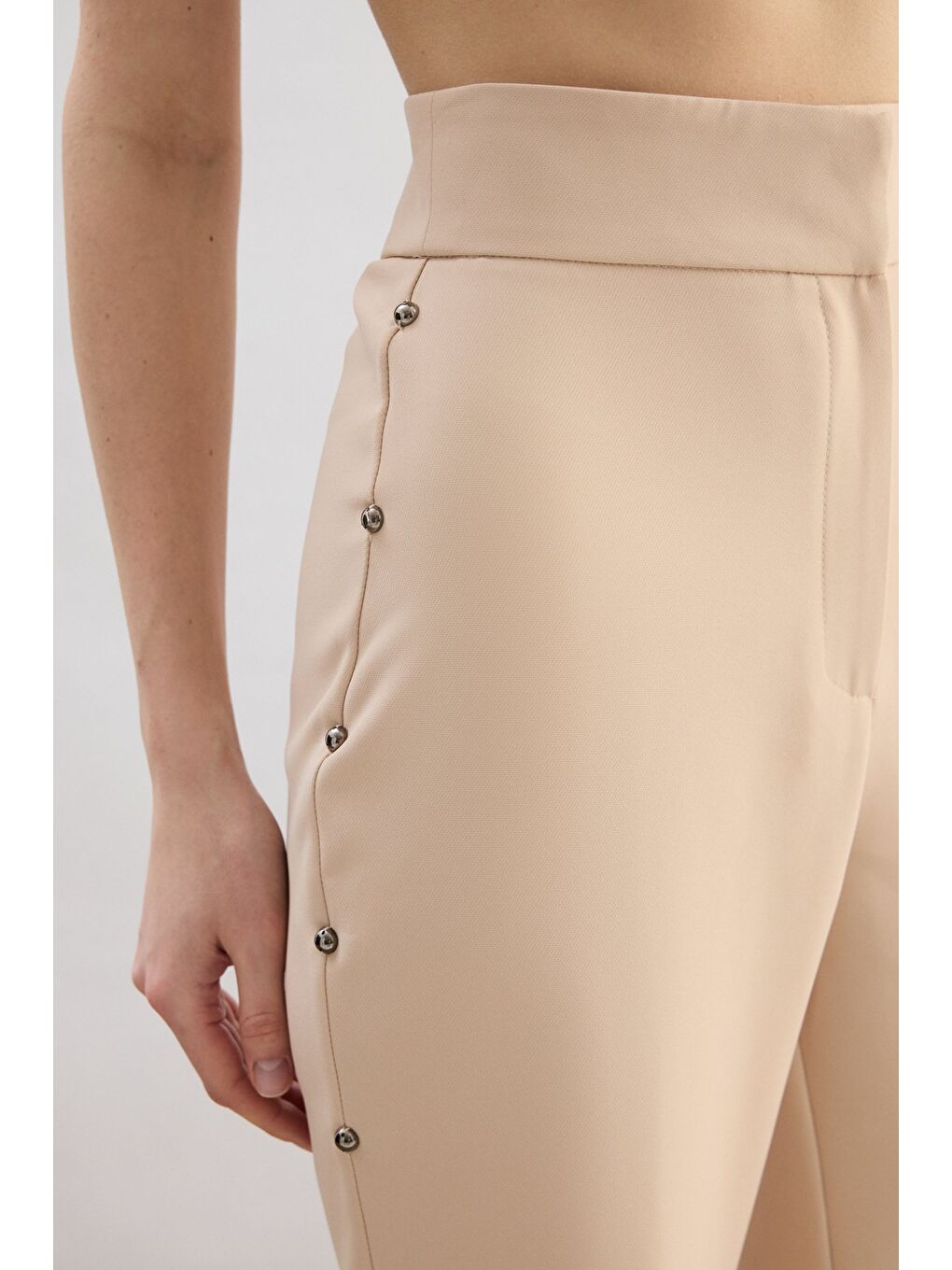 Yanları İnci Aksesuarlı Pantolon - Bej-4