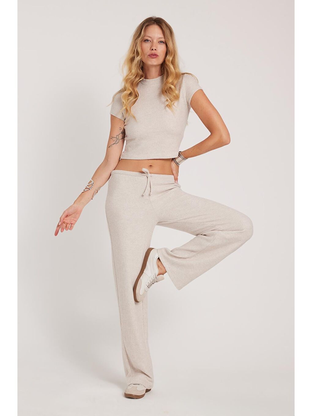 Kadın Slim Fit Dar Kesim Yarım Balıkçı Yaka Kısa Kollu Bej Bluz-3