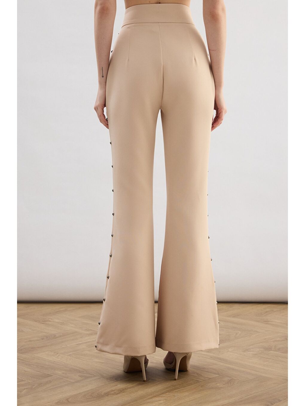 Yanları İnci Aksesuarlı Pantolon - Bej-5
