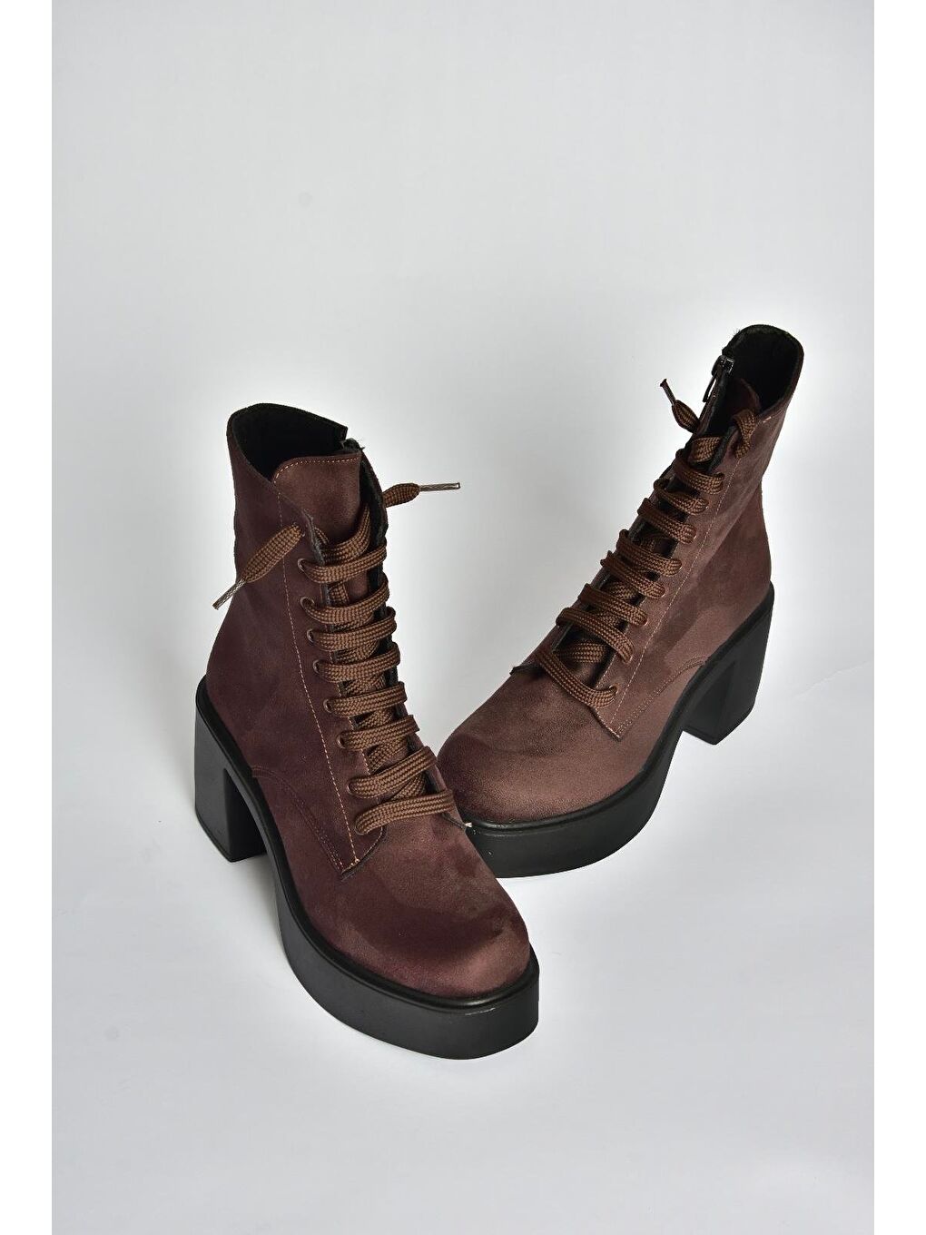 Kahverengi Kadın Bot V726681502-1
