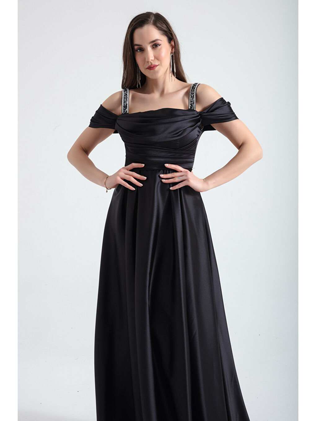 Kadın Siyah Taş Askılı Drapeli Uzun Saten Abiye Elbise-2