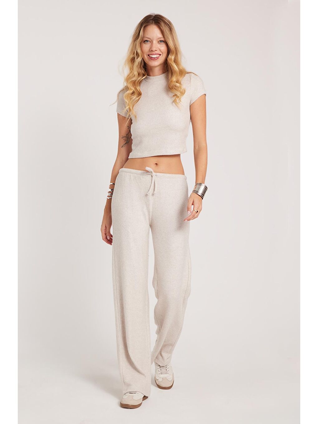 Kadın Slim Fit Dar Kesim Yarım Balıkçı Yaka Kısa Kollu Bej Bluz-4