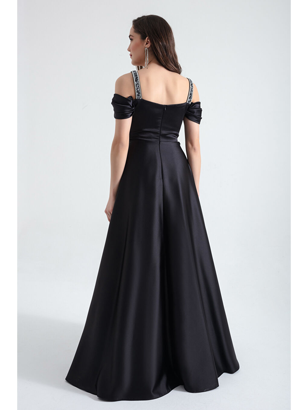 Kadın Siyah Taş Askılı Drapeli Uzun Saten Abiye Elbise-4