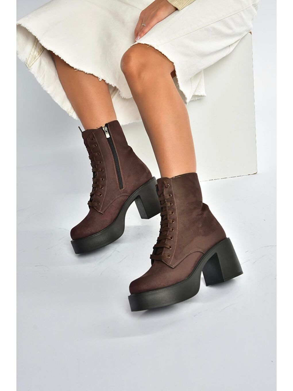 Kahverengi Kadın Bot V726681502-2