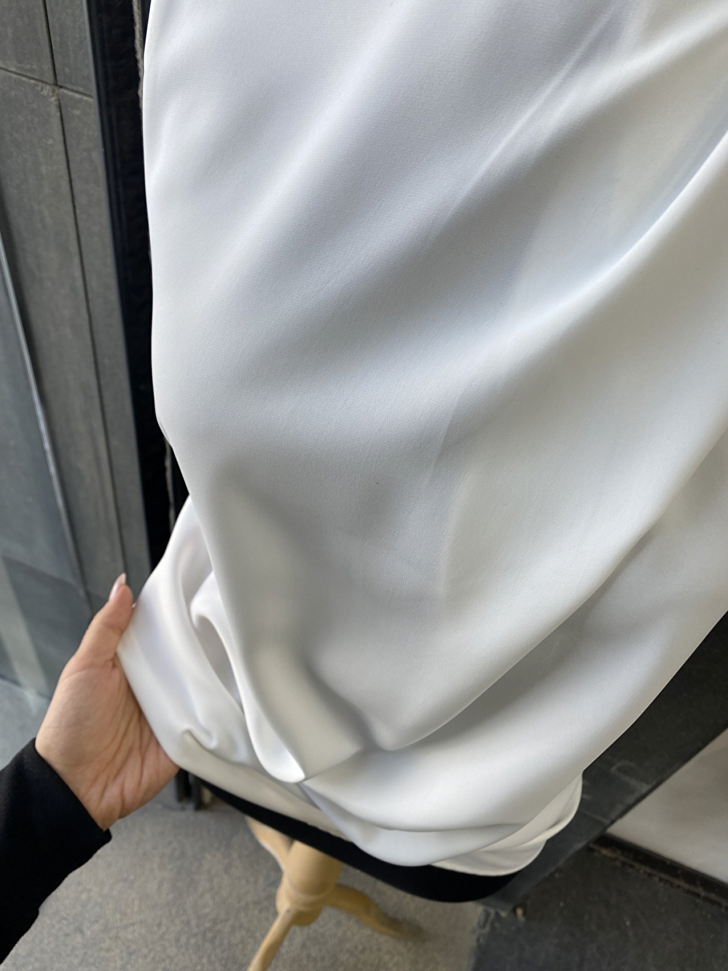 Beyaz Boğazlı İç Göstermeyen Sıfır Kol Kadın Gömleği-1