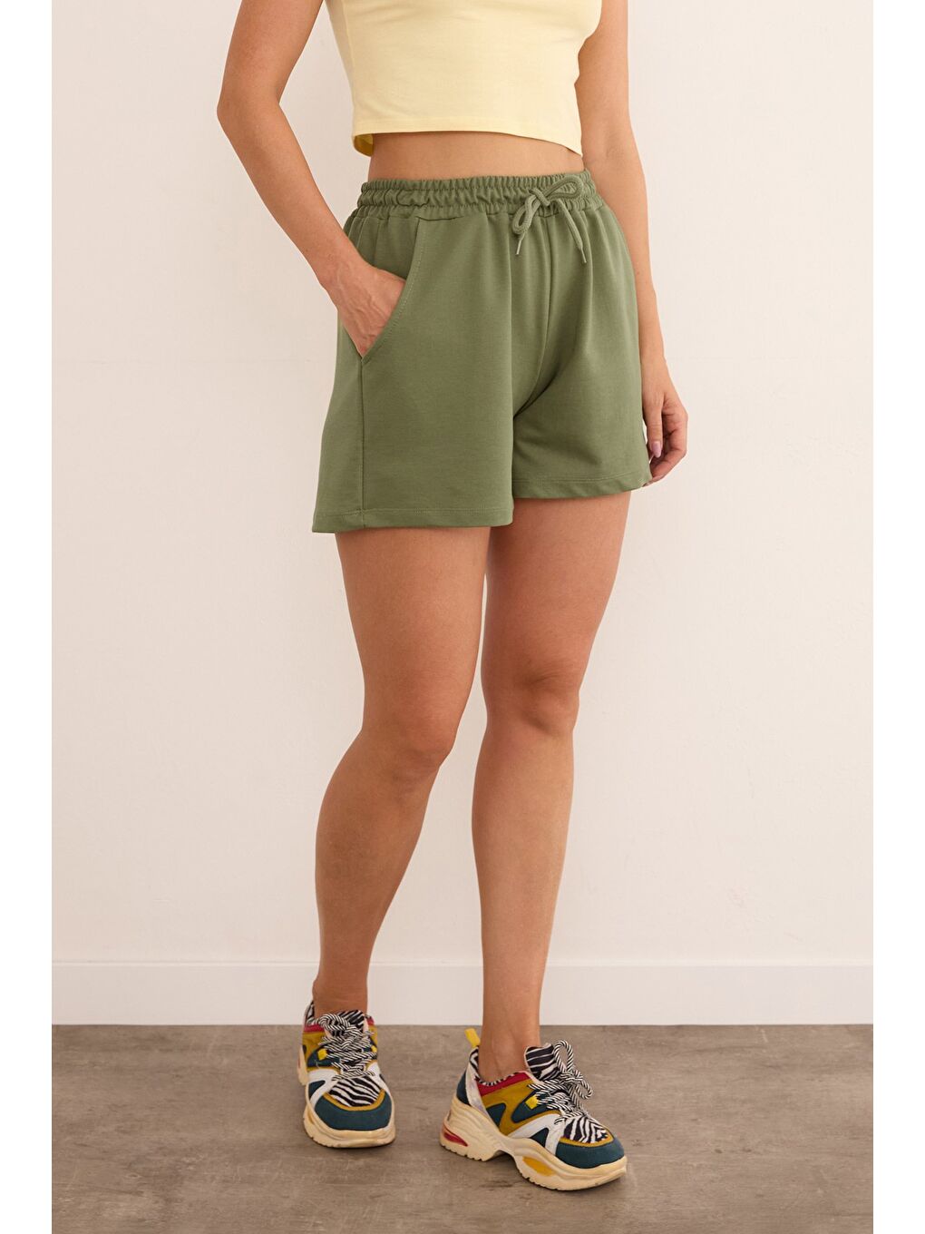 Haki Basic Beli Bağlamalı Cepli Şort-1