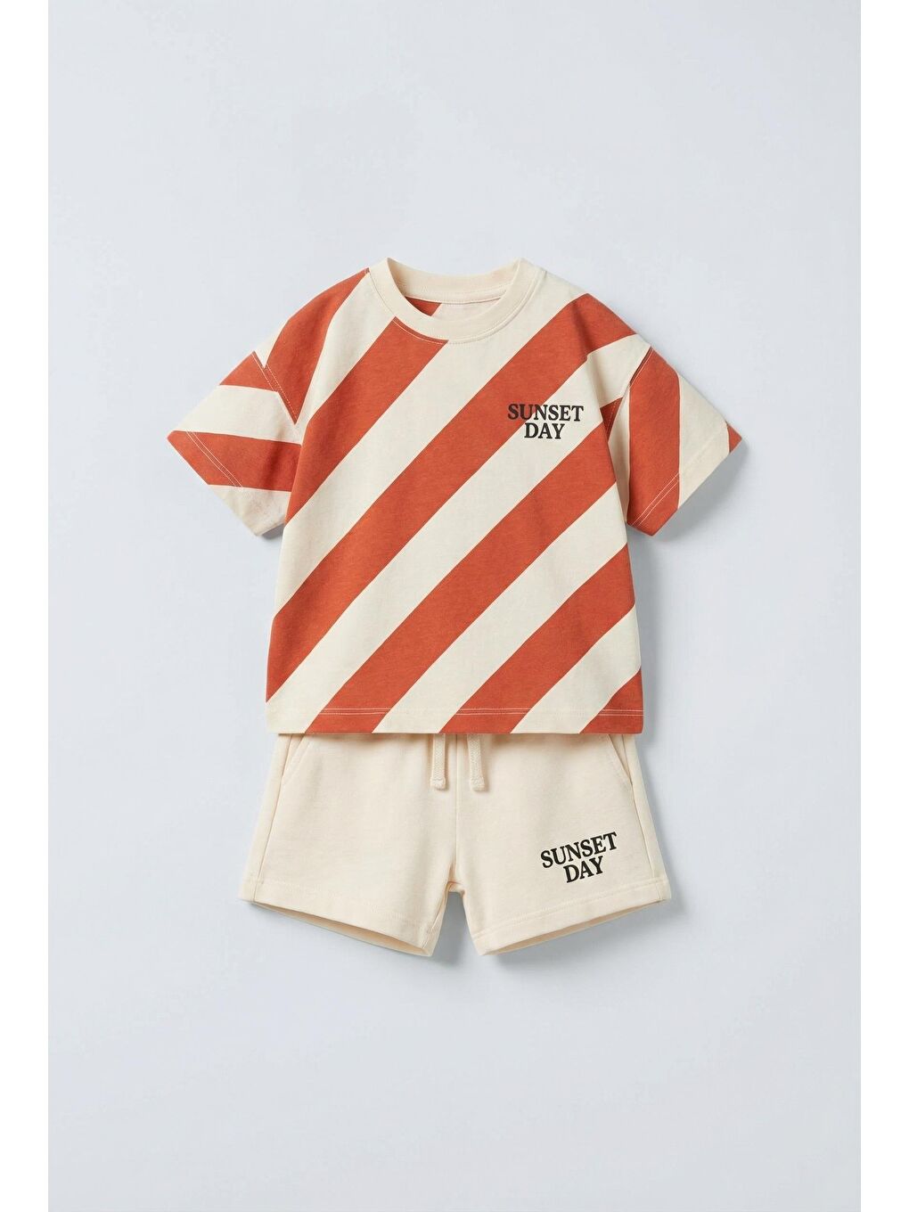 Karışık Erkek Çocuk Pamuklu Turuncu Çizgili T-Shirt Ve Bej Şort Takım