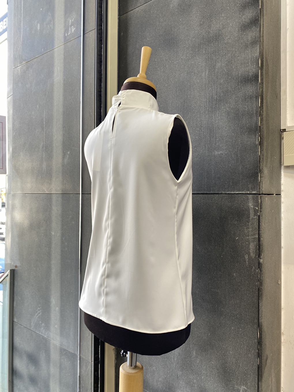 Beyaz Boğazlı İç Göstermeyen Sıfır Kol Kadın Gömleği-3