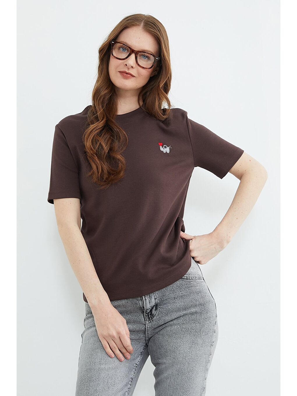 Kahverengi Fil Nakışlı Bisiklet Yaka Tişört