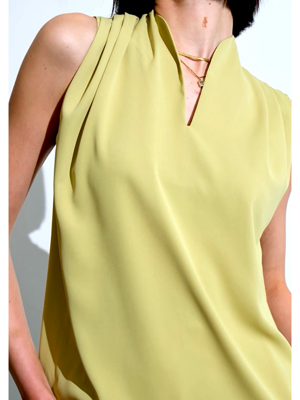 Yeşil İç Göstermeyen Sıfır Kol Önü Pileli Hakim Yaka Gömlek Bluz-1