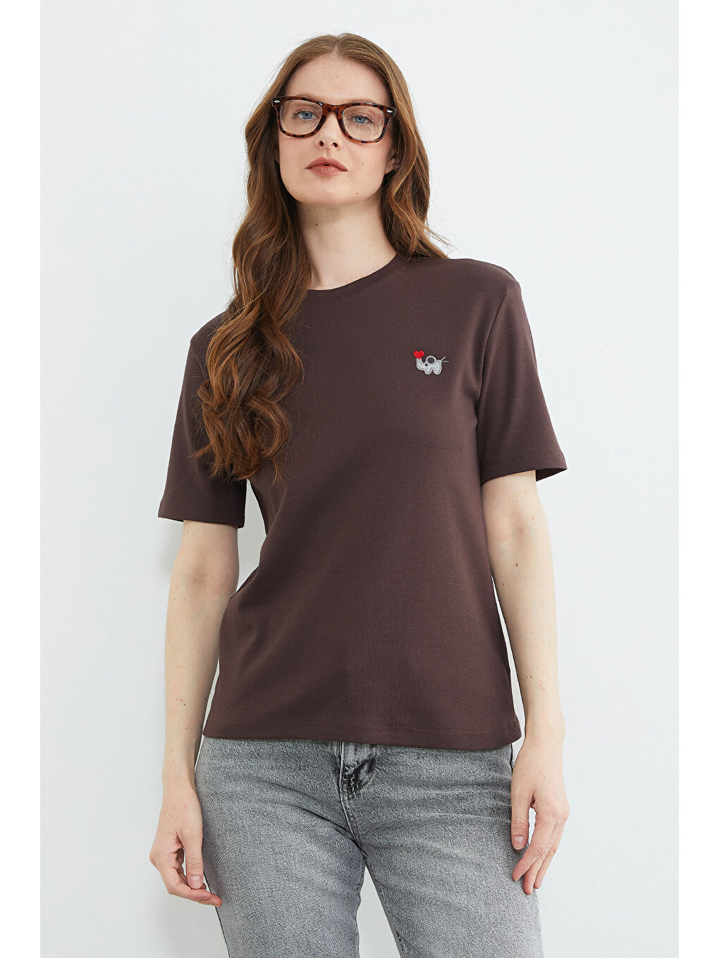 Kahverengi Fil Nakışlı Bisiklet Yaka Tişört-1