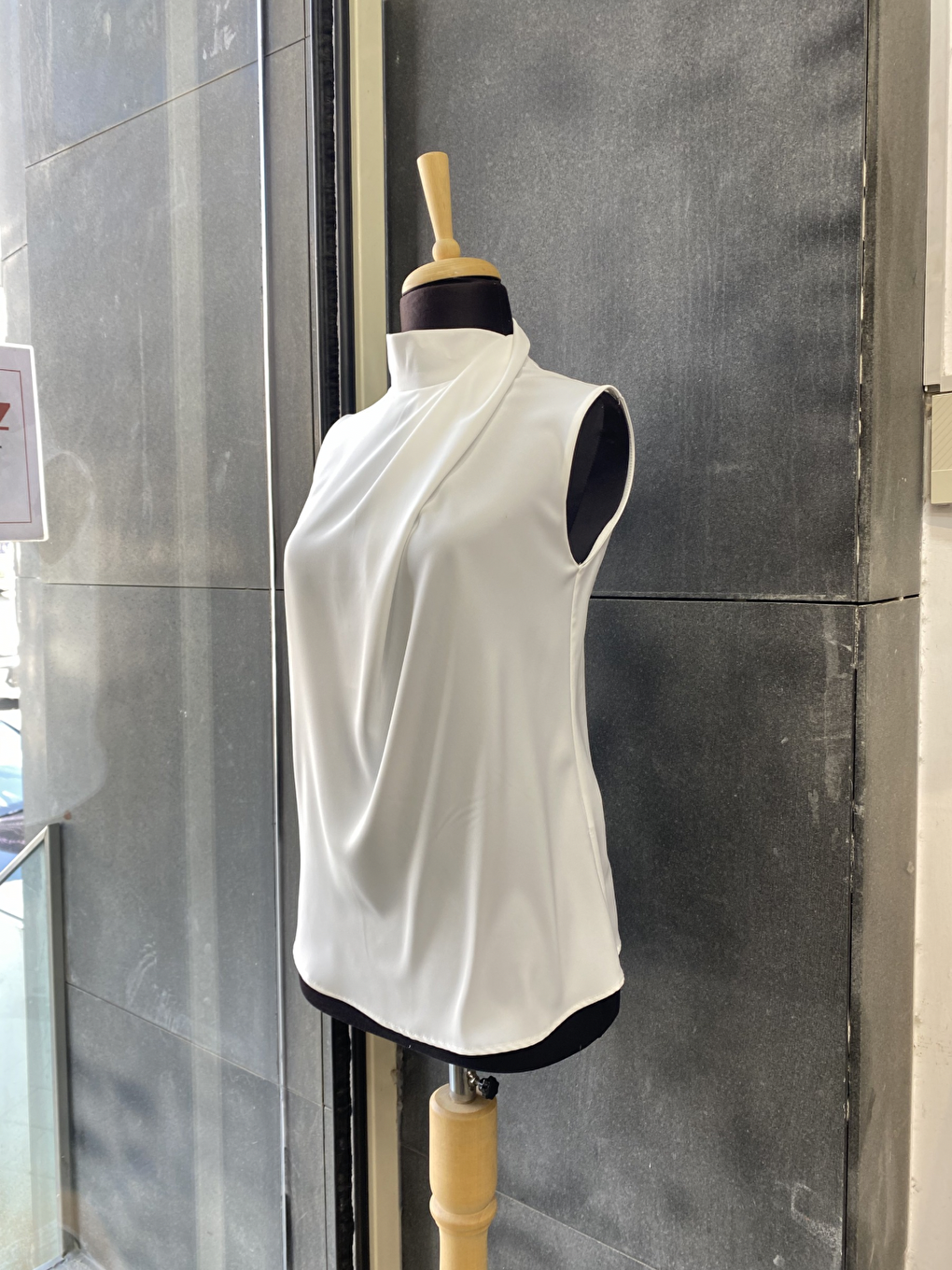 Beyaz Boğazlı İç Göstermeyen Sıfır Kol Kadın Gömleği-4