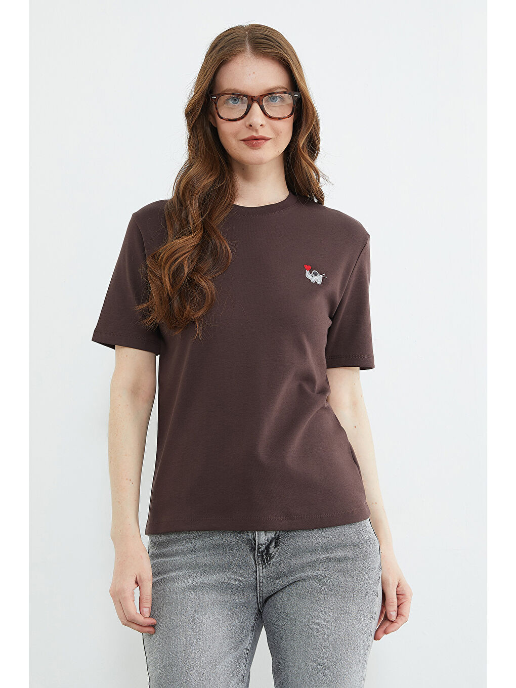 Kahverengi Fil Nakışlı Bisiklet Yaka Tişört-2