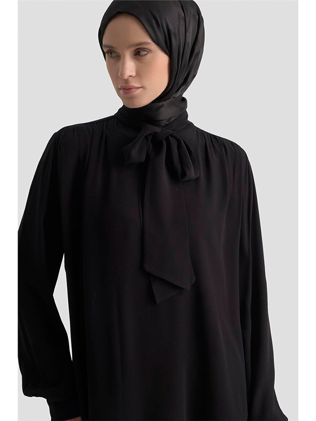 Fularlı Dökümlü Bluz Siyah-1