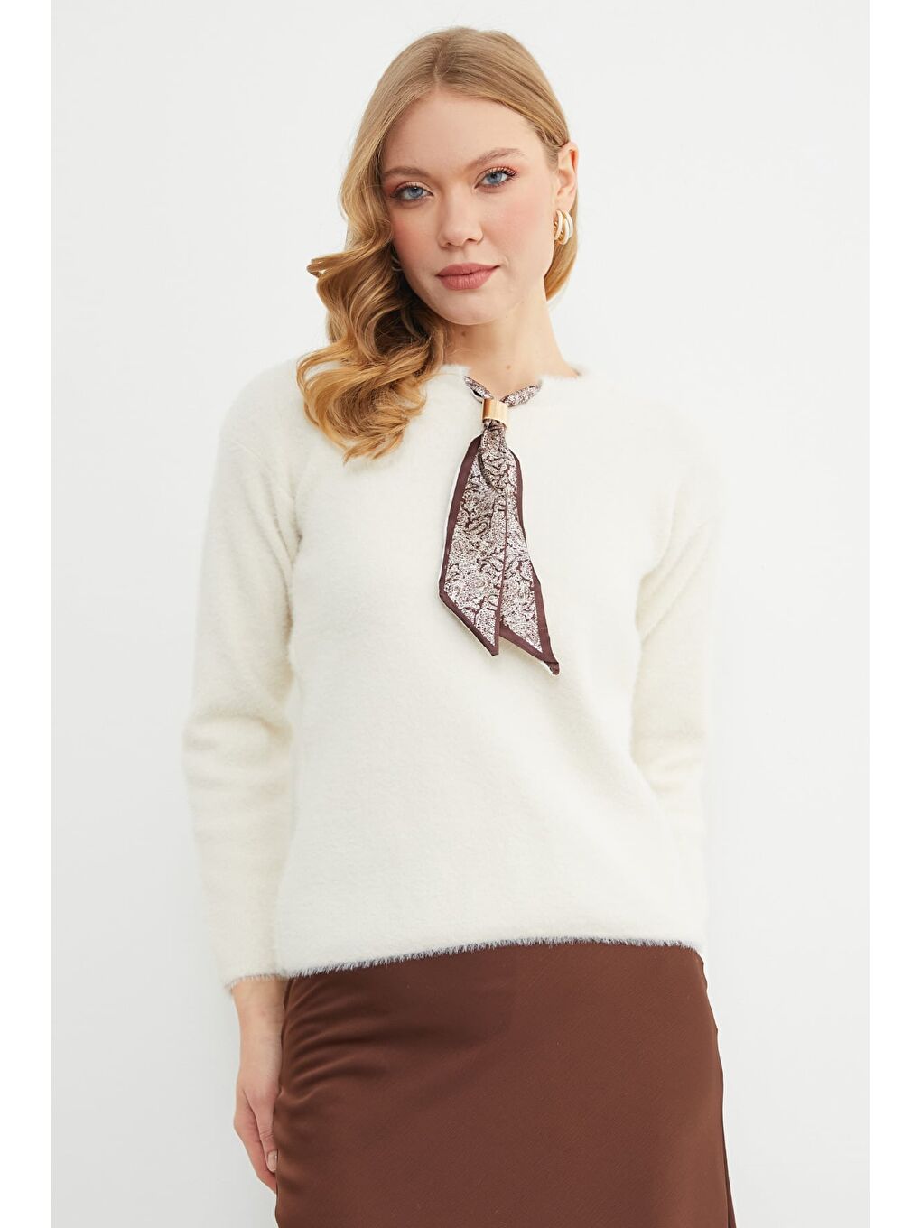 Bej Fular Detaylı Bisiklet Yaka Sakallı Triko Kazak-3