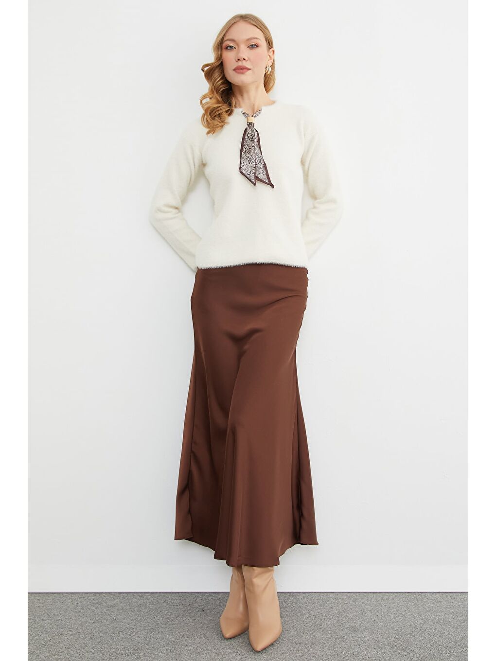 Bej Fular Detaylı Bisiklet Yaka Sakallı Triko Kazak-4