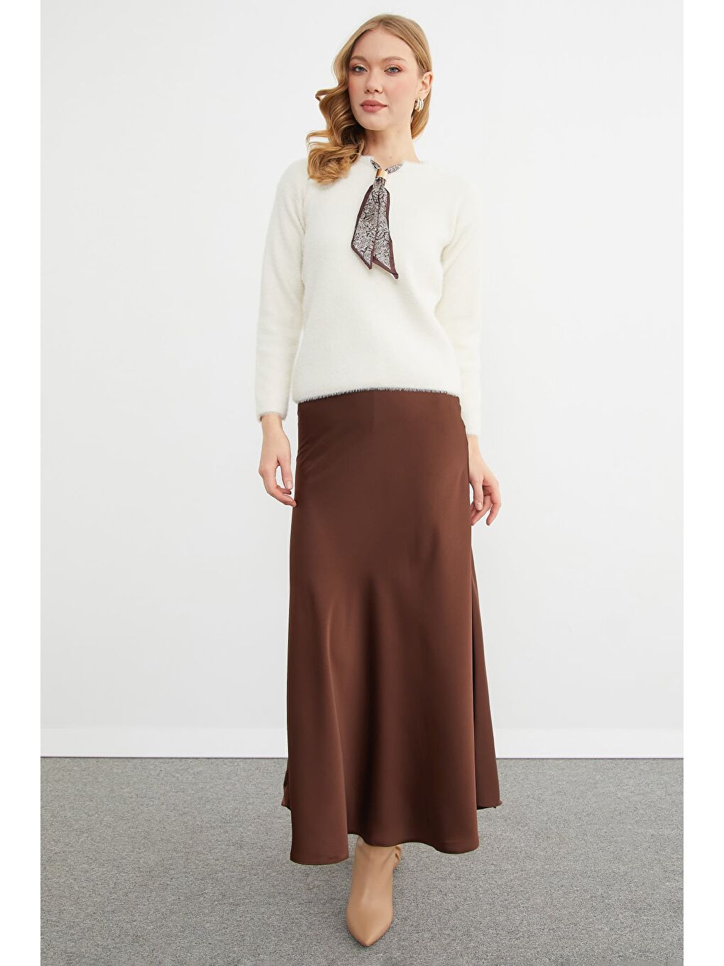 Bej Fular Detaylı Bisiklet Yaka Sakallı Triko Kazak-1