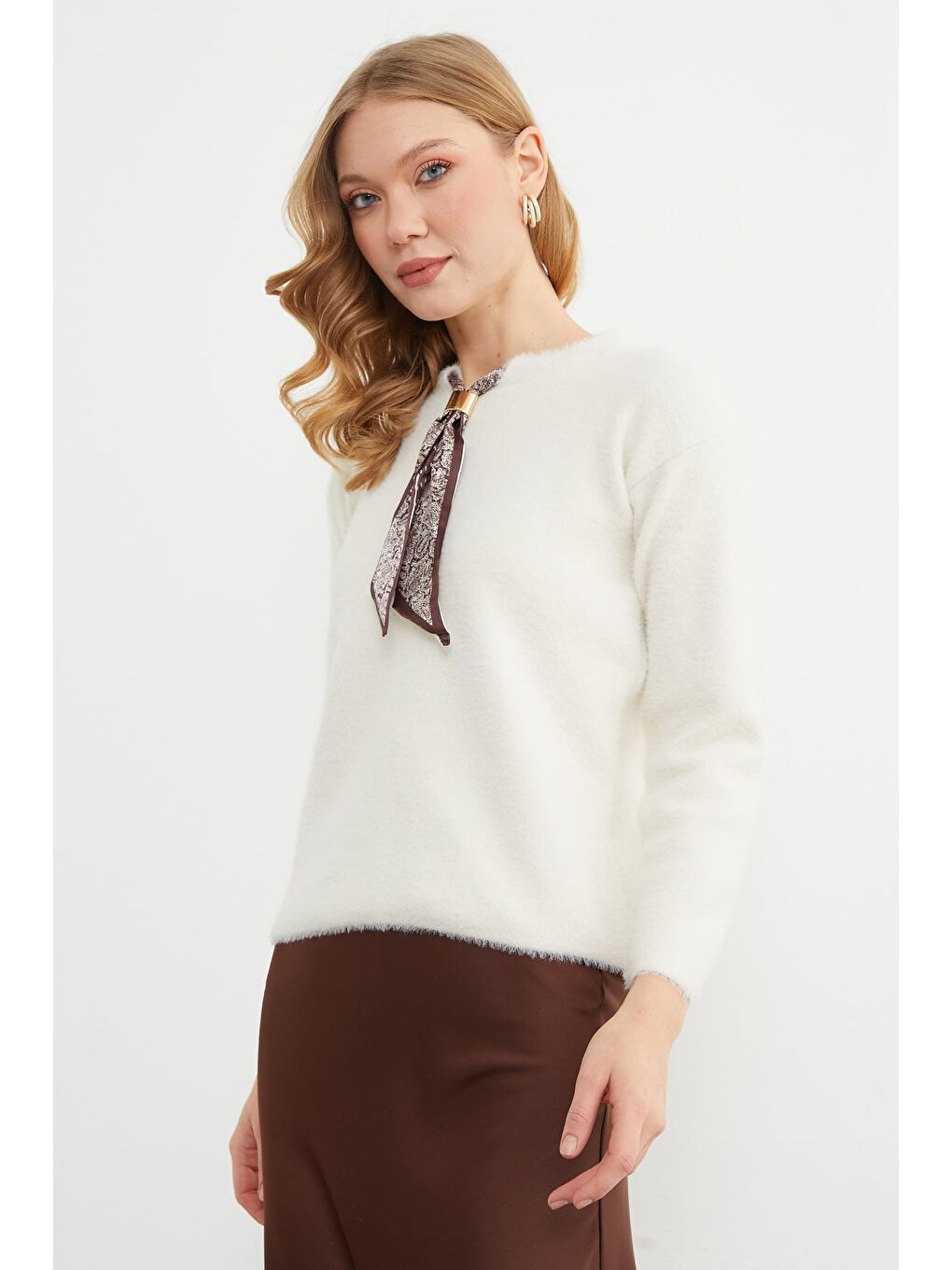 Bej Fular Detaylı Bisiklet Yaka Sakallı Triko Kazak-2