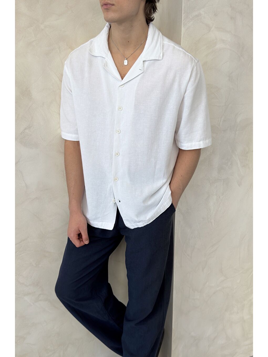 Beyaz Erkek Oversize Apaş Yaka Kısa Kollu Keten Gömlek-1