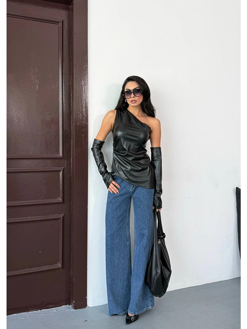 Kadın Siyah Tek Omuz Asimetrik Kesim Eldiven Detay Deri Bluz HZL25W-FRY123641-2