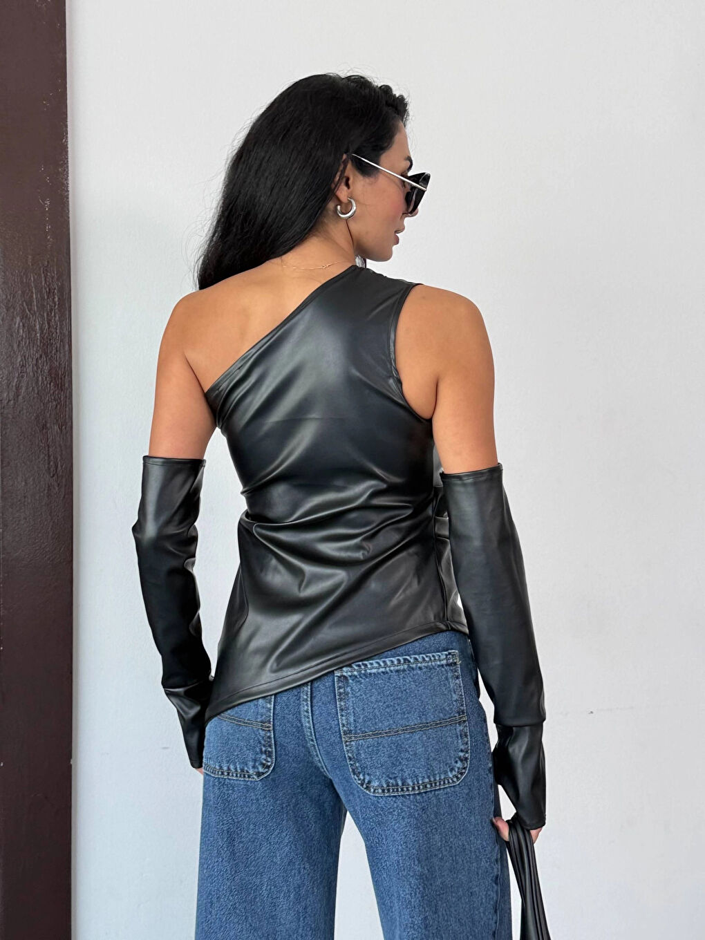 Kadın Siyah Tek Omuz Asimetrik Kesim Eldiven Detay Deri Bluz HZL25W-FRY123641-3