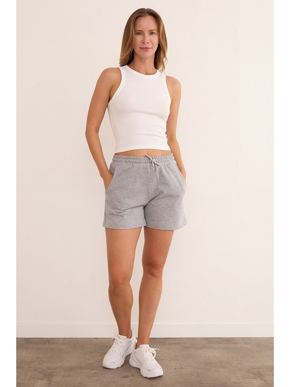 Gri Basic Beli Bağlamalı Cepli Şort-1