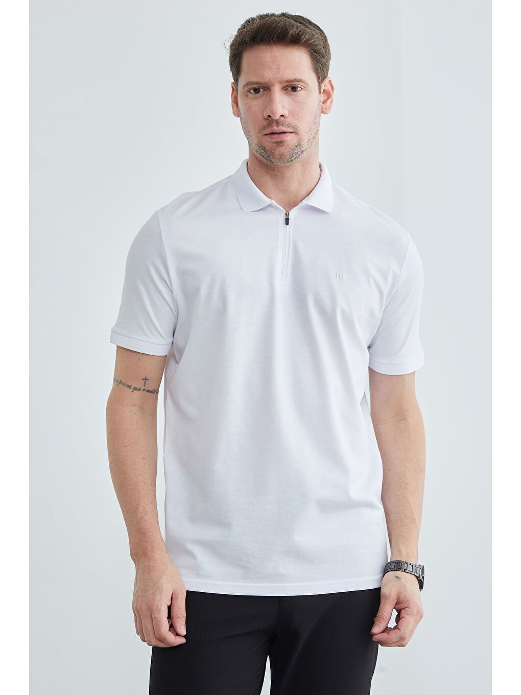 Beyaz Yarım Fermuarlı Polo Yaka Tişört
