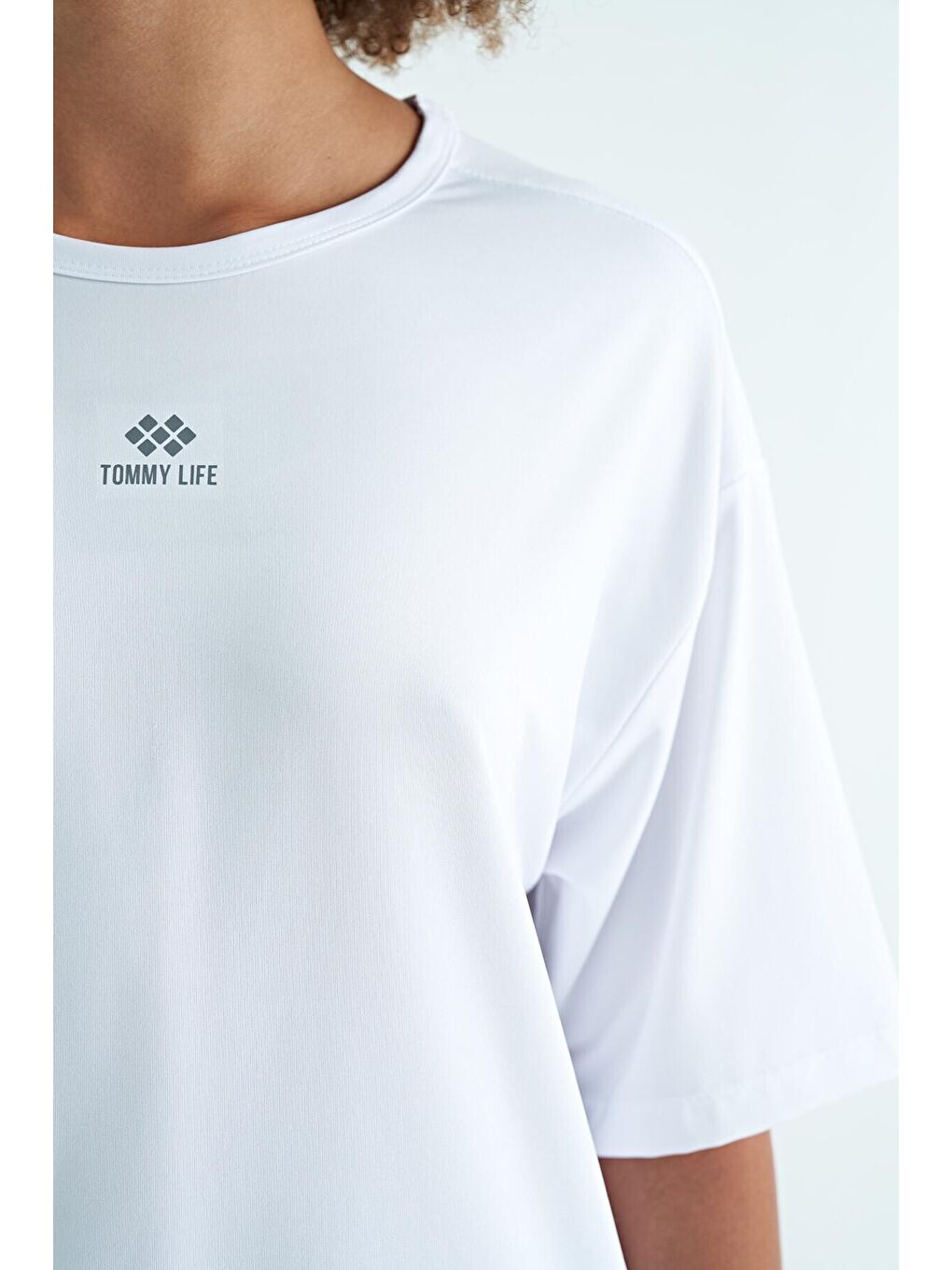 TOMMYLIFE Beyaz O Yaka Baskı Detaylı Oversize Kısa Kol Kadın T-Shirt - 97263 - 1