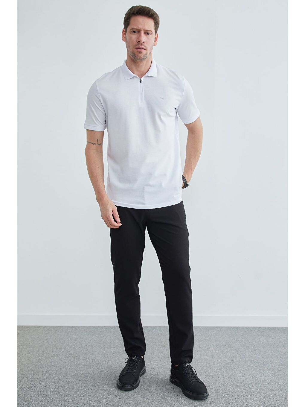 Beyaz Yarım Fermuarlı Polo Yaka Tişört-1