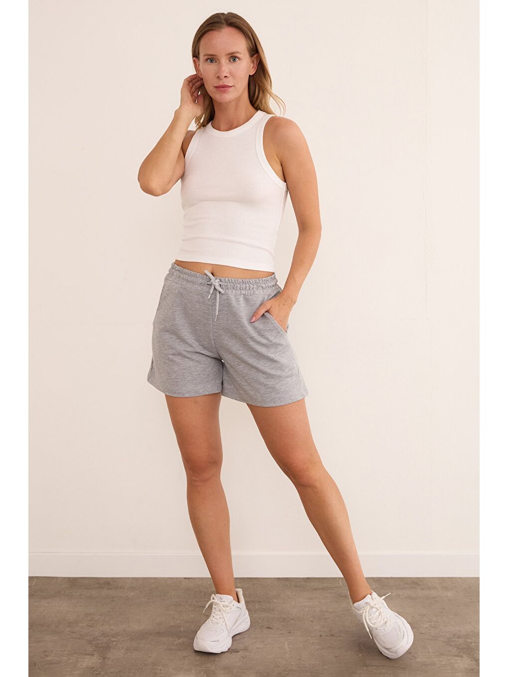 Gri Basic Beli Bağlamalı Cepli Şort-3
