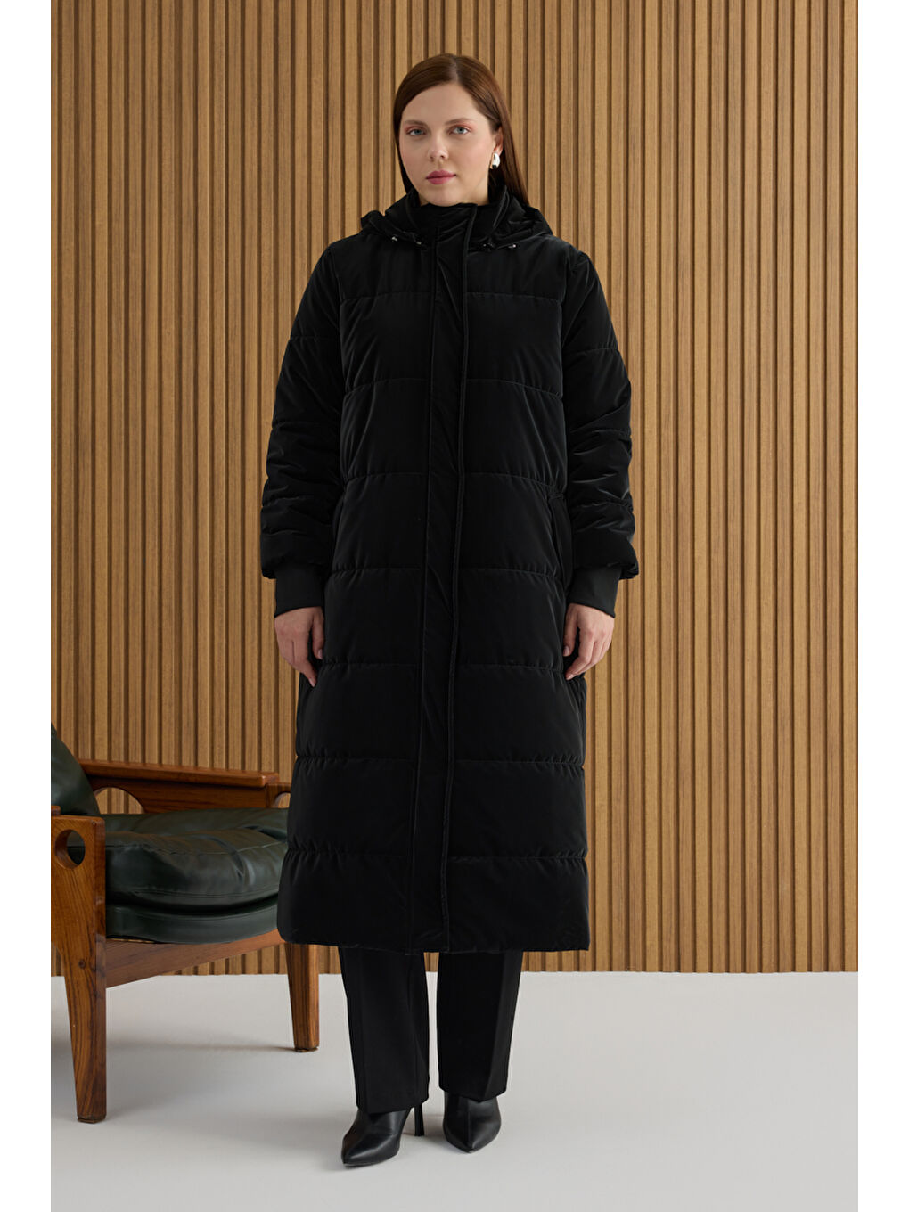 Siyah Seyyar Kapüşonlu Kapitone Mont-2