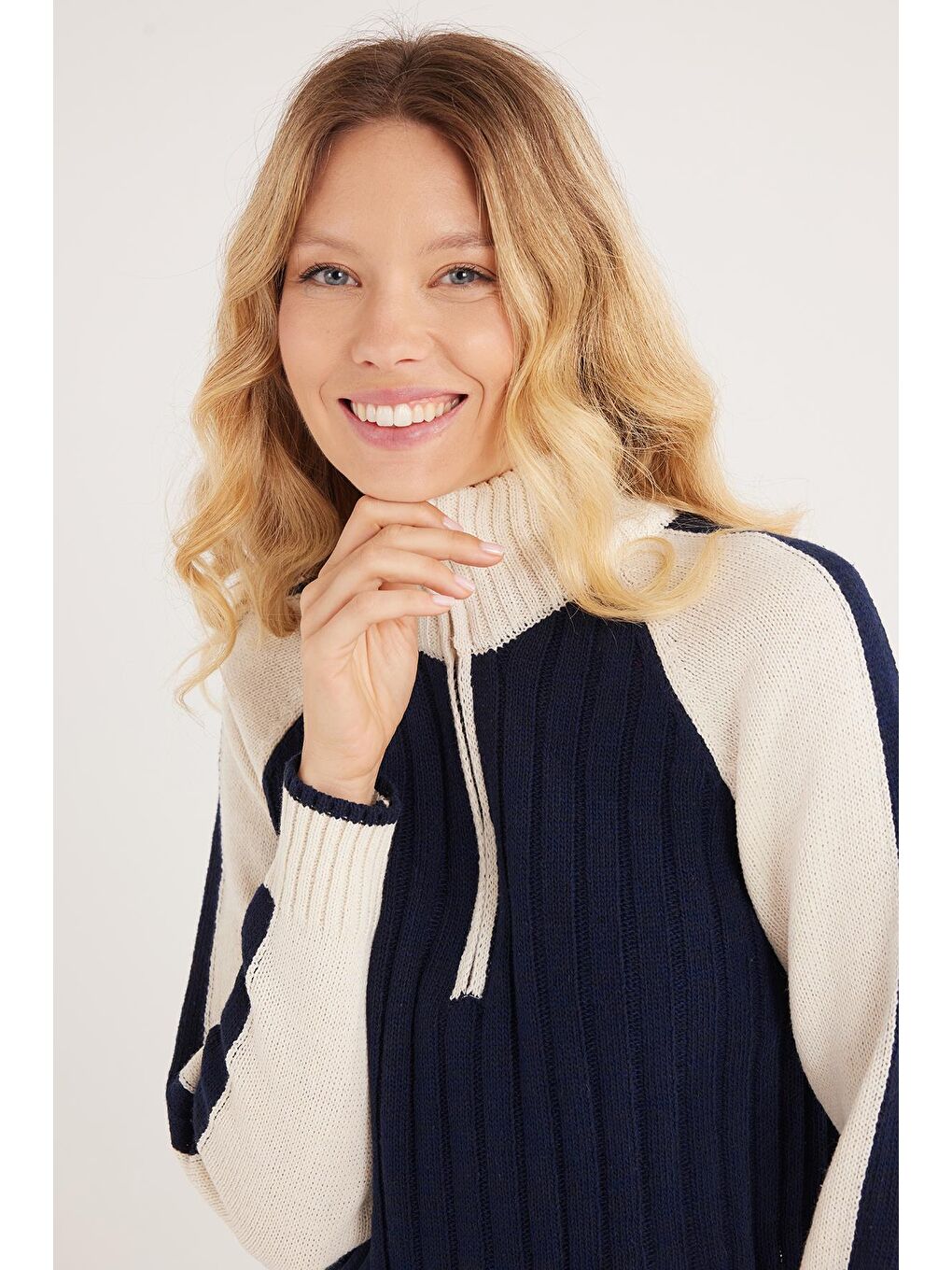 Kadın Regular Fit Klasik Kesim Fermuarlı Yaka Lacivert Kazak-1