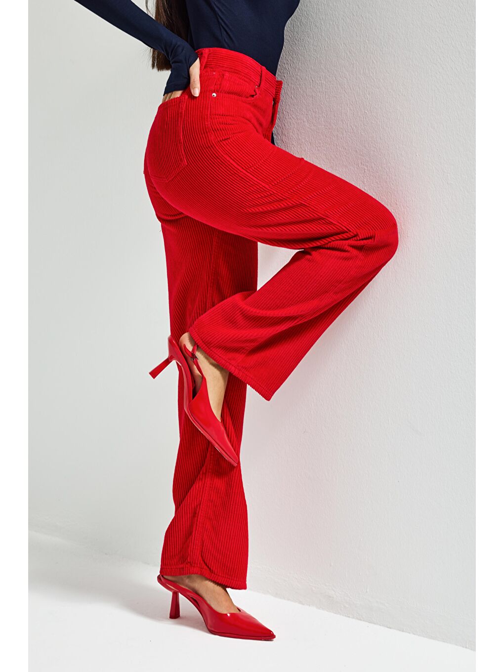 Kadın Kırmızı Doris 26w5-19 Straight Fit Yüksek Bel Kalın Fitilli Kadife Velvet Kumaş Pantolon-1