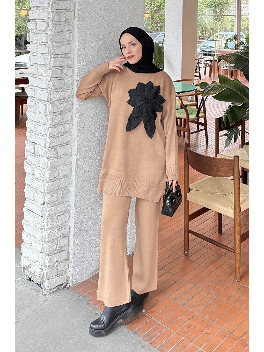 Kahverengi Çiçek Aksesuarlı Triko Takım Camel