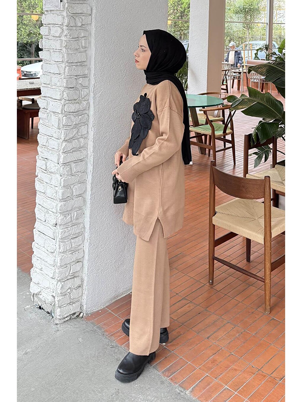 Kahverengi Çiçek Aksesuarlı Triko Takım Camel-1