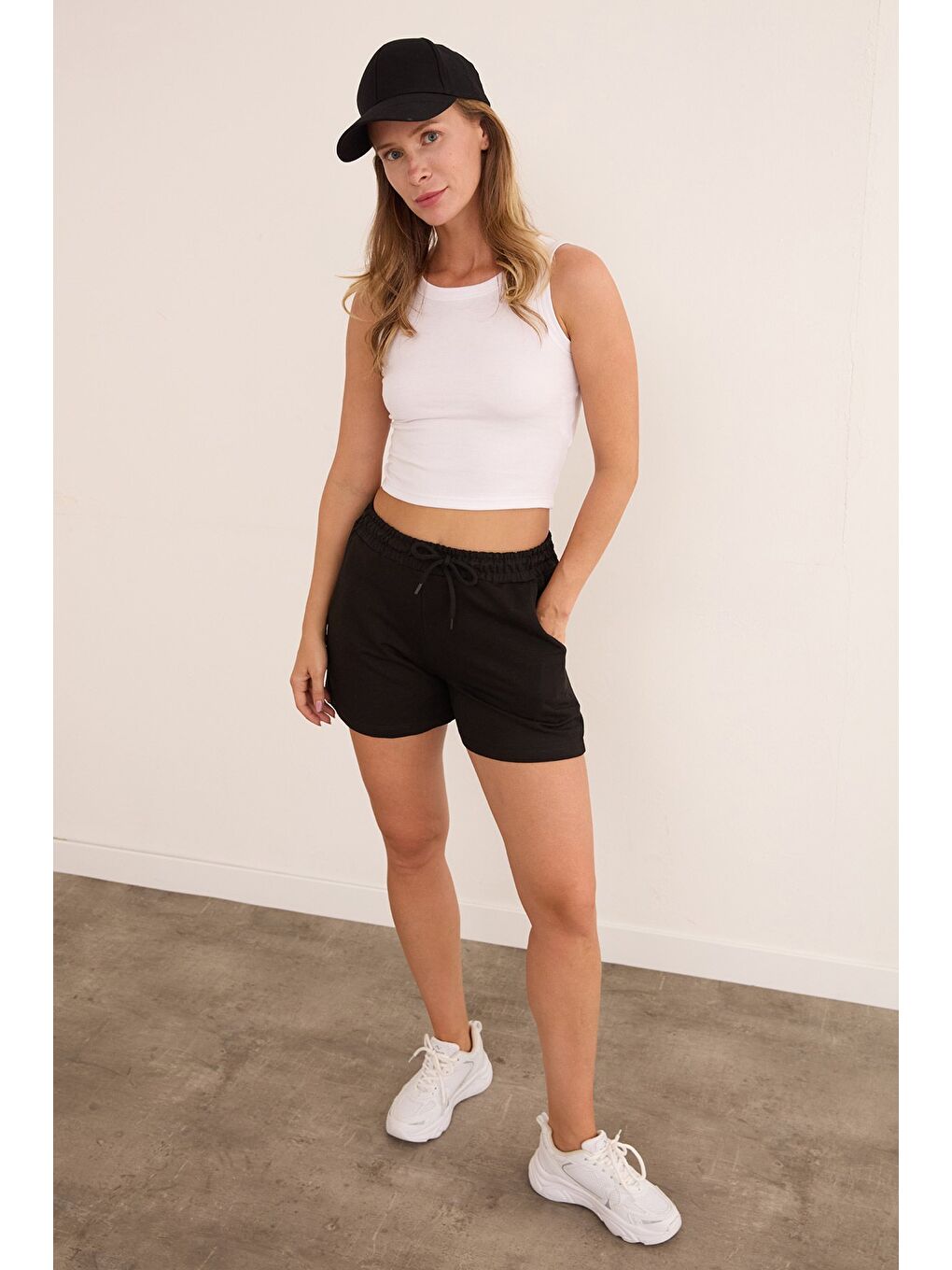 Siyah Basic Beli Bağlamalı Cepli Şort-1