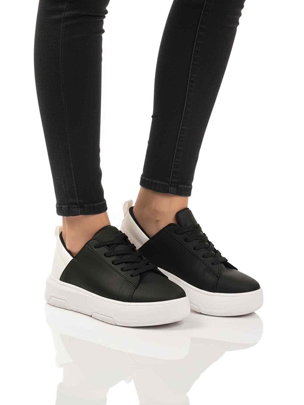 Siyah Beyaz Kalın Taban Bağcıklı Kadın Spor Ayakkabı Termo DV-03 Z