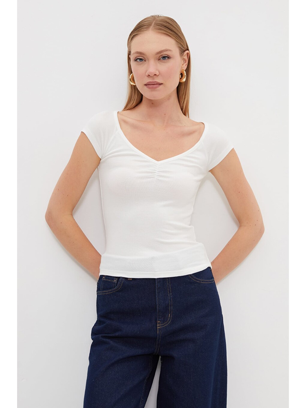 Ekru Drapeli V Yaka Slim Fit Tişört-1