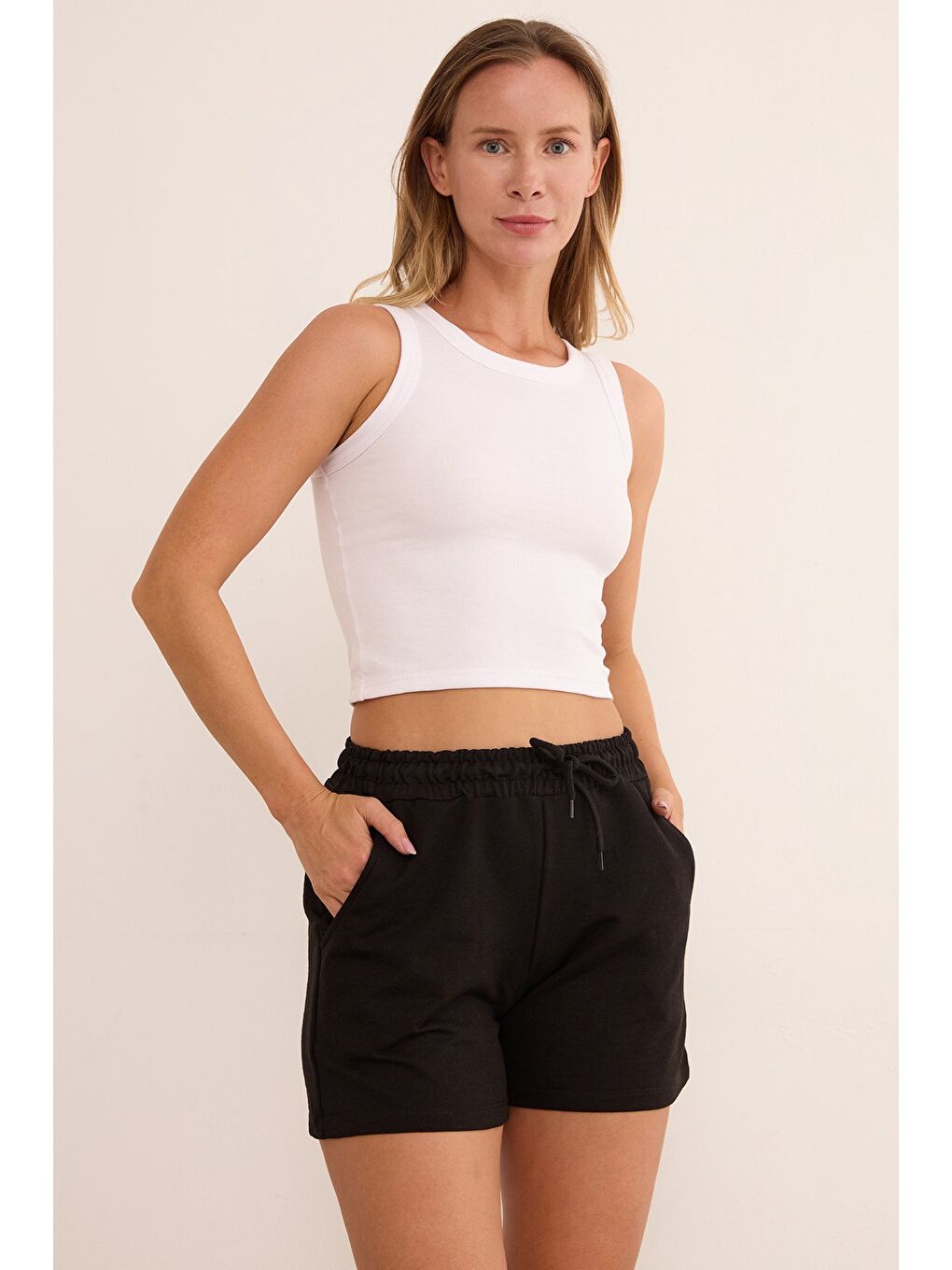 Siyah Basic Beli Bağlamalı Cepli Şort-3