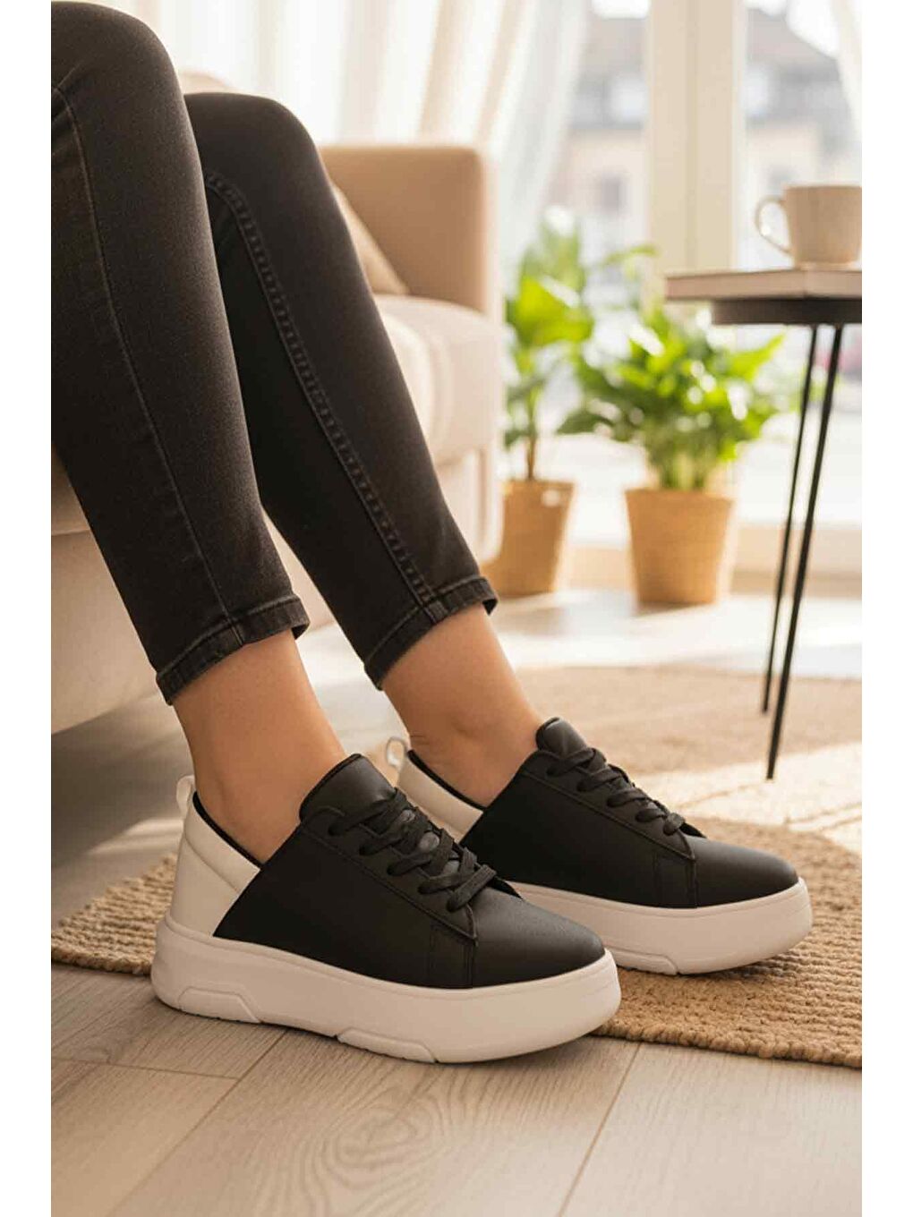 Siyah Beyaz Kalın Taban Bağcıklı Kadın Spor Ayakkabı Termo DV-03 Z-2