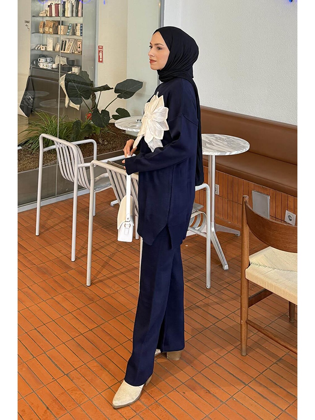 Çiçek Aksesuarlı Triko Takım Lacivert-1
