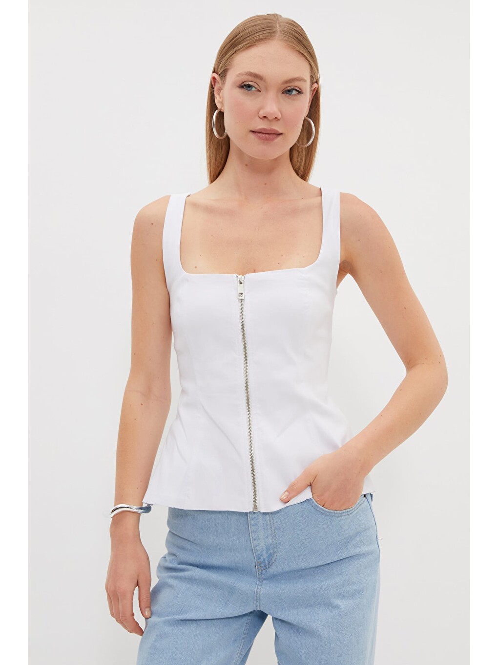 Beyaz Fermuarlı Kalın Askılı Peplum Bluz-1