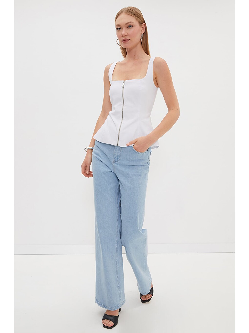 Beyaz Fermuarlı Kalın Askılı Peplum Bluz-2