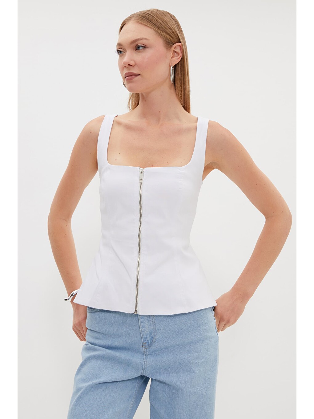 Beyaz Fermuarlı Kalın Askılı Peplum Bluz-3