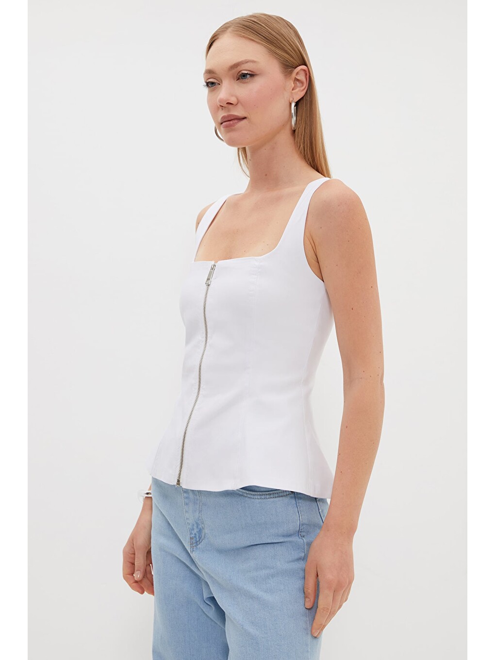 Beyaz Fermuarlı Kalın Askılı Peplum Bluz-4