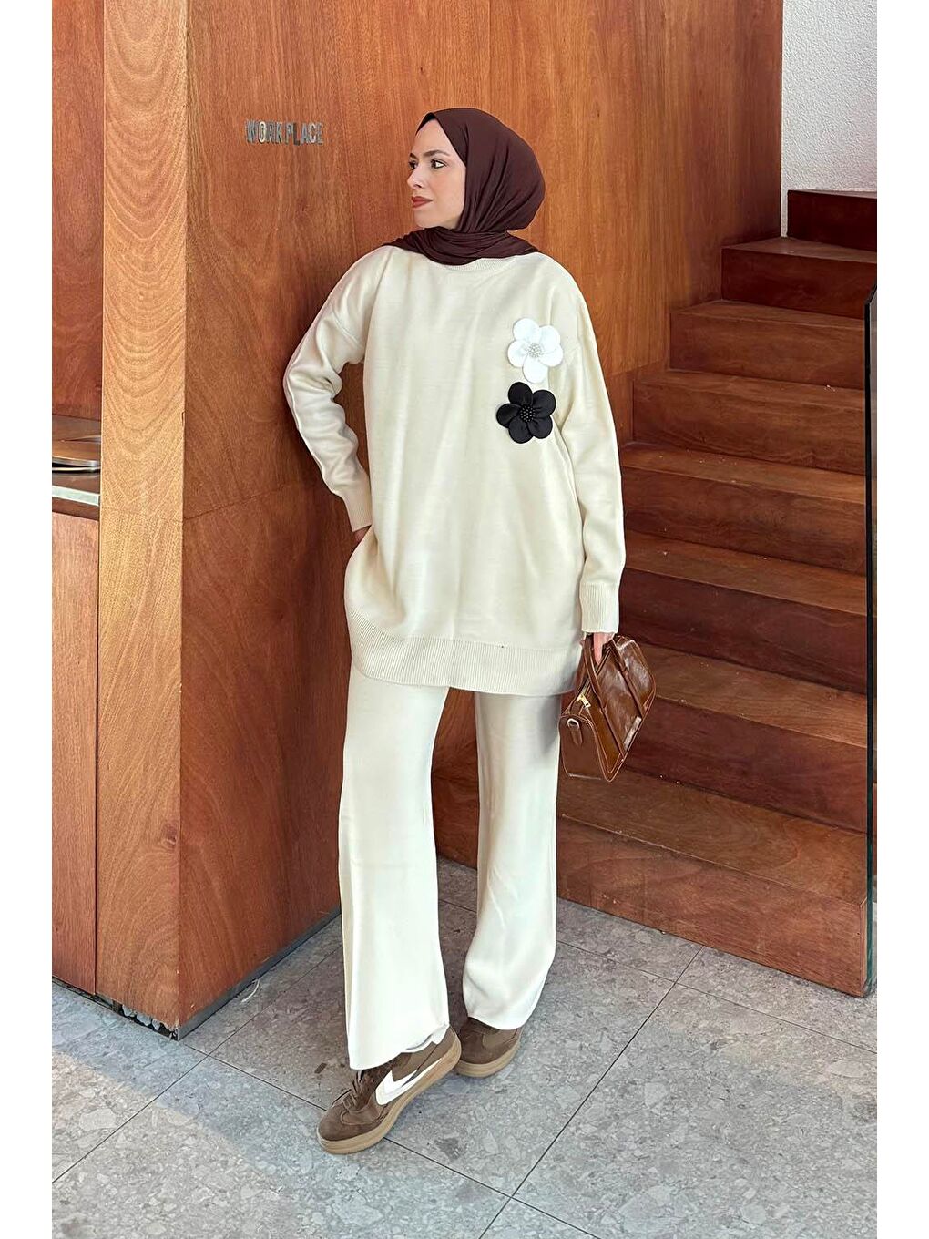 Çiçek Aksesuarlı Triko Takım Bej