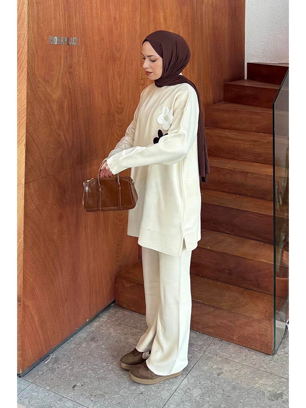 Çiçek Aksesuarlı Triko Takım Bej-1