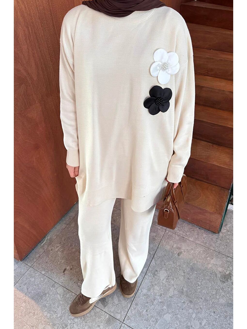 Çiçek Aksesuarlı Triko Takım Bej-2